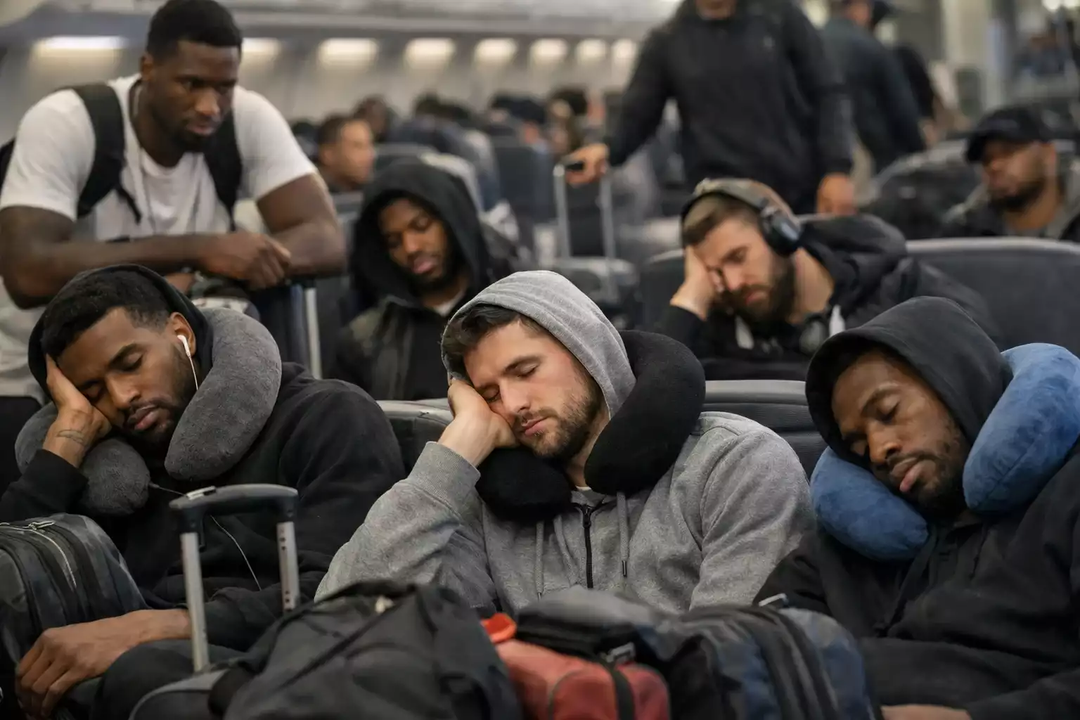 NBA-Team bei langer Auswärtsreise mit sichtbarer Ermüdung