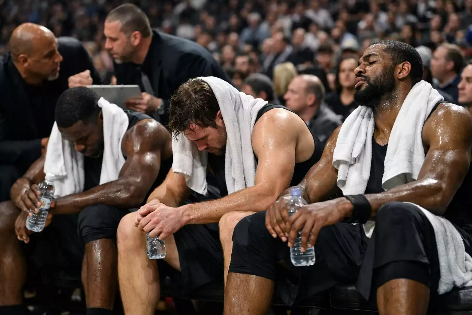 Erschöpfte NBA-Spieler auf der Bank während der Overtime
