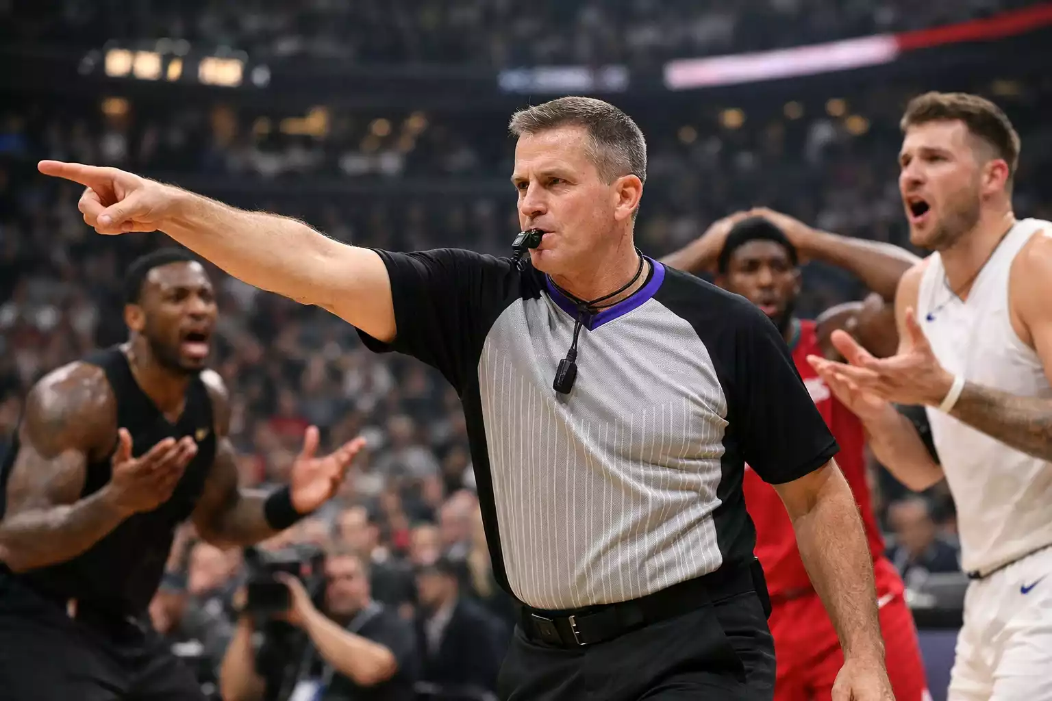 NBA-Schiedsrichter macht wichtige Entscheidung während eines Playoff-Spiels
