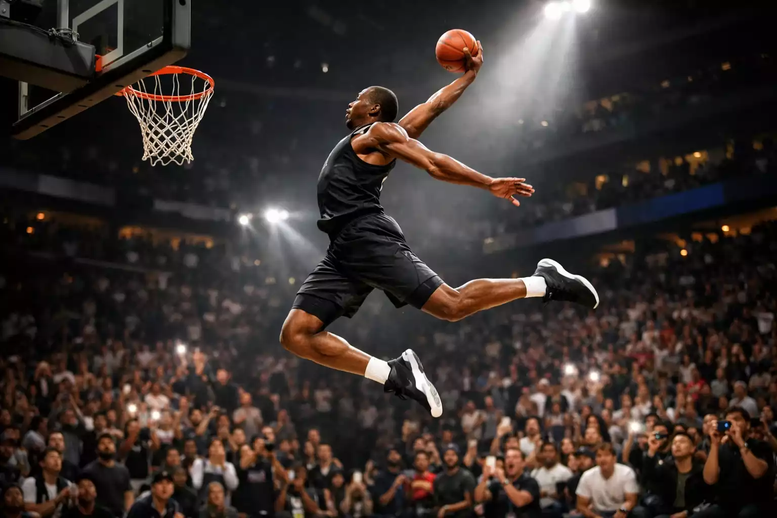 Athletischer NBA-Spieler führt spektakulären Dunk während des Dunk Contests aus