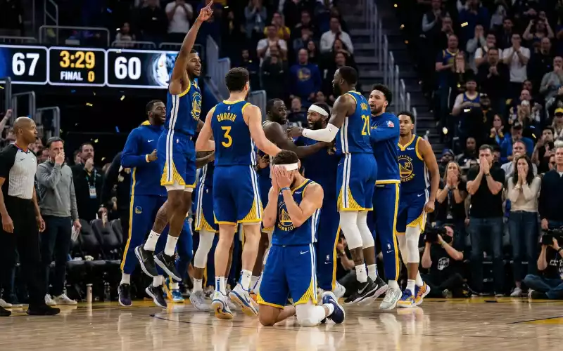 Überraschender Underdog-Sieg in der NBA mit jubelnden Spielern