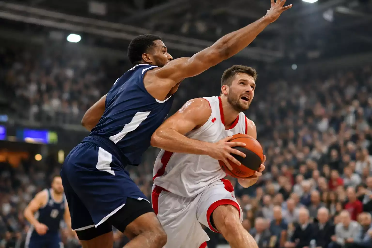 EuroLeague-Spieler beim Angriff auf den Korb während eines Spiels
